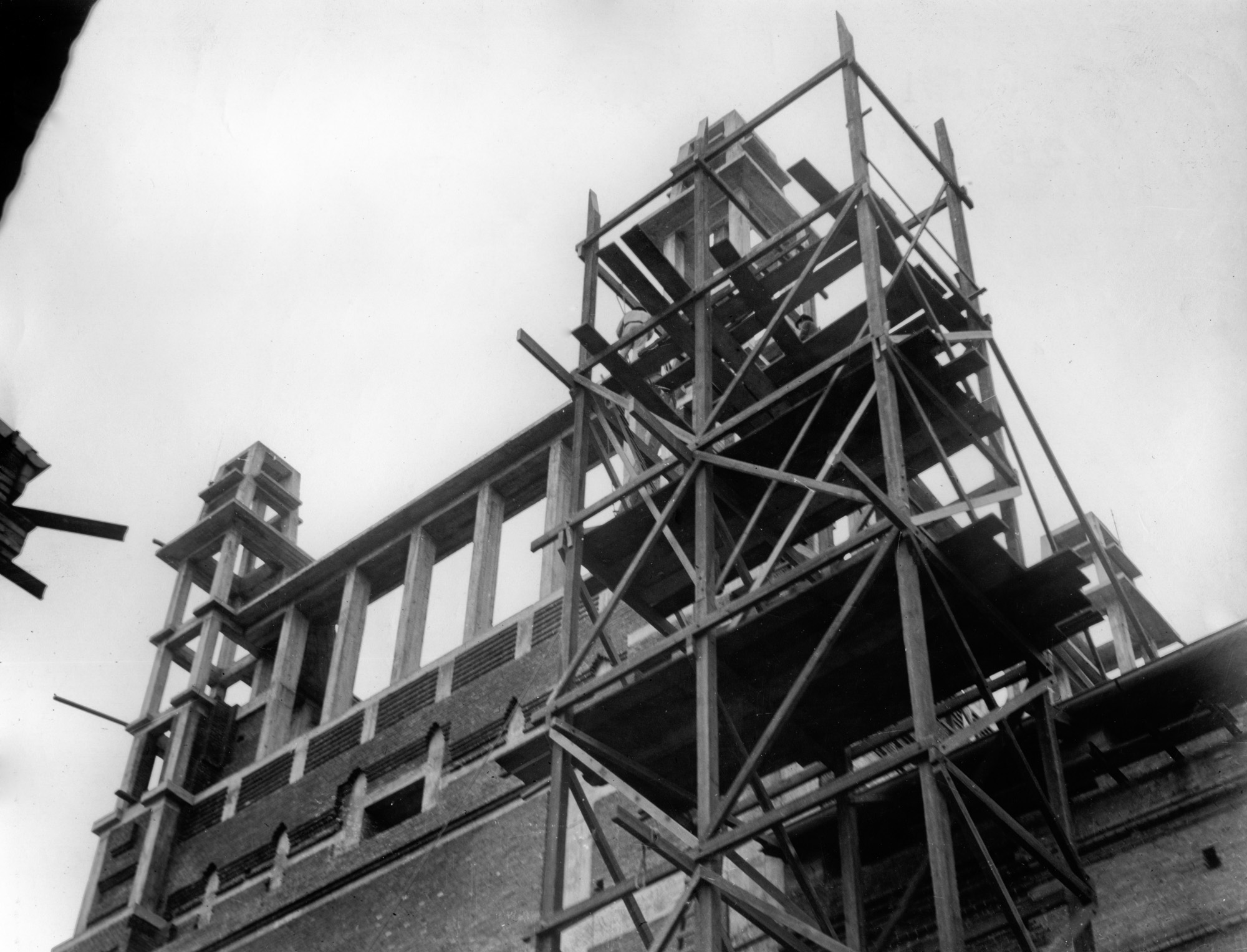 Estructura de andamios para la construcción de la torre o linterna